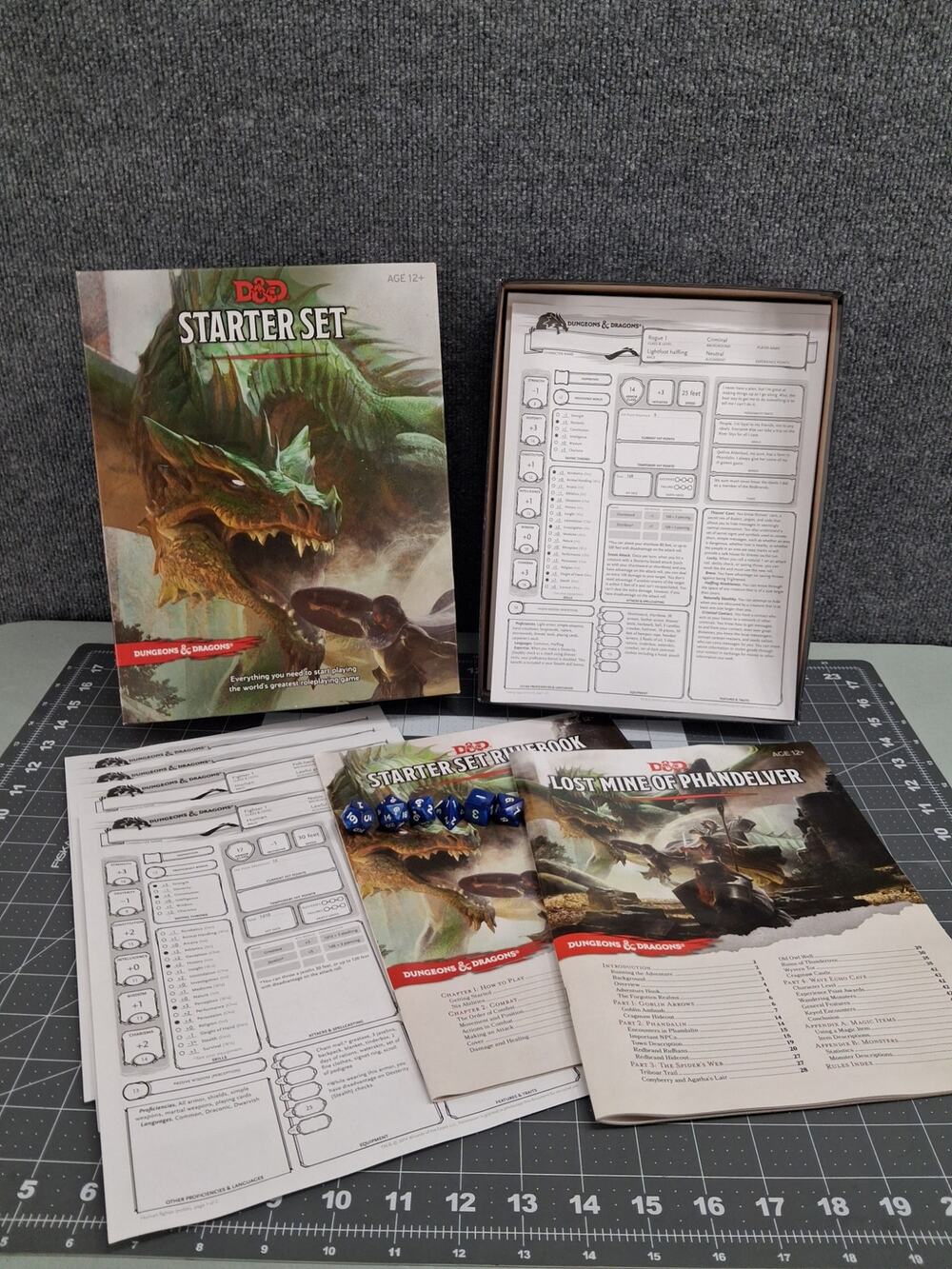 Dungeons and Dragons D&D Starter Set Lost Mine Phandelver Rulebook w/Dice